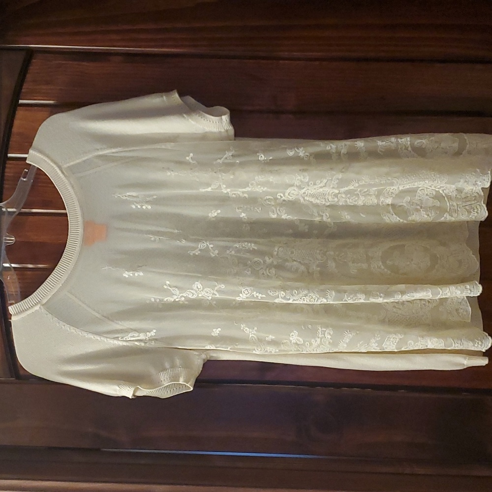 Short sleeve sweater.